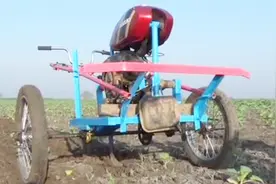 农村小哥发明新型耕地机，一天能耕10亩地，成本只要300元