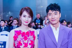 张丹峰与洪欣和好后晒娃！单手举9岁女儿秀父爱，彤彤高颜值像妈视频封面