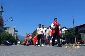 湖南一帅哥结婚，迎亲路上配的这首歌曲，太好听了