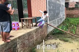 农村百万粉丝网红，被拖鞋砸了数次，最后还要掉水坑，挺危险的。视频封面