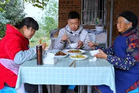 海娃买菜回家，中午给家人做了一道莴笋炒肉，味道全家都夸赞视频封面