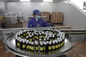 防疫药品生产车间24小时：三班倒保供，止咳糖浆日产35万瓶视频封面