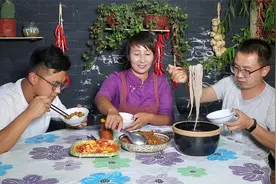 春姐做酸豆角炒肉沫，弟弟拌着面吃，比酸萝卜还爽脆，吃着真过瘾视频封面