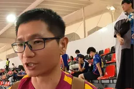 日本输球，中国小伙留下打扫垃圾，却被误认为日本人频繁被表扬视频封面