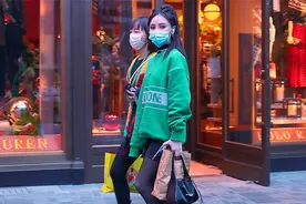 时尚美女颜值身材出众，还特别会穿搭，若论真实大气当属三里屯视频封面