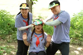 小伙伴们一起DIY遮阳帽，没想丫丫因为头大而戴不进去，太逗了