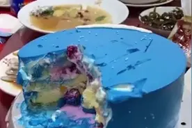 市民质疑网红蛋糕色素超标：孩子吃了口腔变蓝，手也洗不干净！视频封面