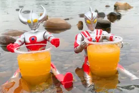 奥特之父请艾斯奥特曼喝橙汁，怪兽巴顿也想喝