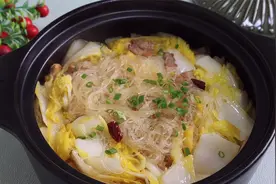 我家孩子吃不腻的一锅白菜粉丝煲，营养好吃，每次吃都当饭吃到饱