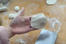 没有擀面杖也能做出饺子皮来，方法简单，工具都是身边常见的