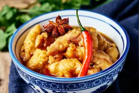 这才是鸡肉蒸碗正宗做法，厨师长教你几招，口感软糯，地道山东味视频封面