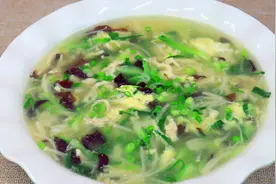 厨师长做一道金针菇鸡丝汤，食材实惠做法简单，地道的家常美食