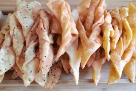 1碗面粉1个鸡蛋，教你在家炸麻叶，焦香酥脆，还是小时候的味道