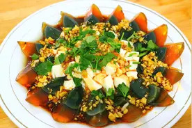 过年了，教你凉拌松花蛋好吃做法，颜值高味道好，下酒下饭太香了视频封面