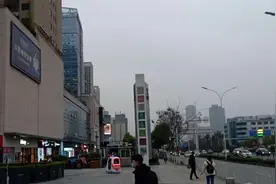 武汉卷烟厂所在地汉阳人信汇好热闹了啊，跑了一单，等不到单子了