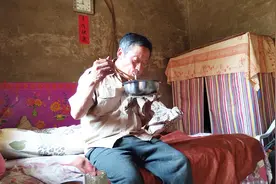 农村70岁单身老人种地回家，看看他午饭吃的啥？让人心酸！视频封面