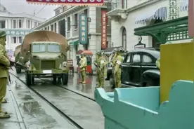 八路军特工用计制造混乱，袭击鬼子穿上日军军服，假扮鬼子军官视频封面