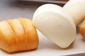 饭馆里蘸者炼乳吃的金色小馒头，原来是这么做的视频封面
