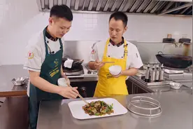 厨师长自创菜：“酸菜回锅肉”，鲜味更上一层楼，咸香不腻视频封面
