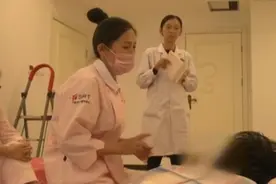 想让宝宝顺利吃上母乳，催乳师教你正确的开奶方式视频封面