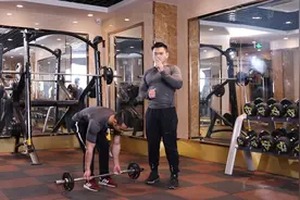 “麒麟臂”的练成方式，4个哑铃训练动作，紧实手臂肌肉！