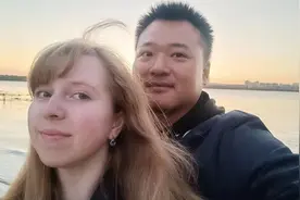 东北大叔为找老婆，疫情期间前往乌克兰，终于娶到小15岁洋媳妇！视频封面