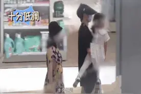 张杰谢娜带着双胞胎现身商场，女儿照片曝光虽然模糊但是很清秀视频封面