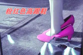 悬疑片：女孩偷穿妈妈的高跟鞋，明明非常大，镜子里却发现很合脚