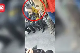 两女子地铁内嗑瓜子将皮扔地上：不要紧，就这样嗑，有人扫视频封面