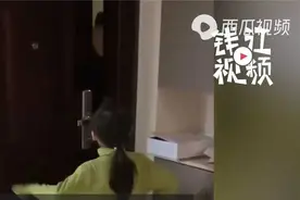 山东临沂一小女孩考了两个100分_特意在门口等哥哥炫耀一把成绩视频封面