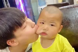 当代爸妈带娃日常，各个都是实力坑娃，看完心疼娃三秒钟视频封面