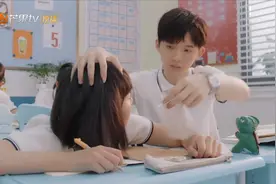灰姑娘趴在桌子上睡觉还流口水，学霸看不下去给他垫上纸巾，贴心视频封面