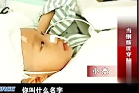 男孩奇迹救活，消防战士和交警看望男孩，男子一句谢谢温暖人心视频封面