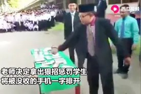拿起锤子一顿猛砸！老师拿铁锤砸烂30部学生手机，家长们怒了！视频封面