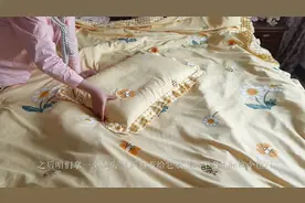 家里大棉被这样叠，只需一个枕头，不占空间也不散，又快又整齐