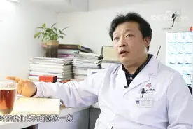 中医专家喝茶有讲究，同时泡一杯红茶和一杯绿茶，这有什么说法？