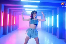 LOL女主持人小钰跳女团热舞-送微博300W粉丝的福利，羡慕Rookie视频封面
