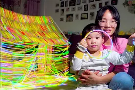 挑战10000根荧光棒造发光的房子，两天的努力结果换来这样的结果