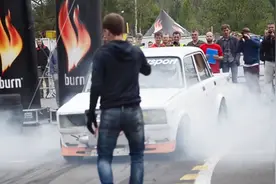 爆改拉达 2107 vs 奔驰 SLS AMG视频封面