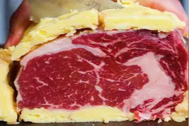 大厨买5斤牛肉，涂抹2斤黄油，冻上60天，切开瞬间口水流了视频封面