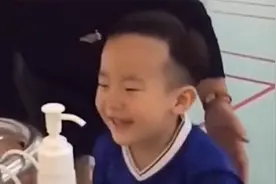 妹妹刚出生，小哥哥迫不及待来围观，看见妹妹后瞬间开心得飞起来视频封面