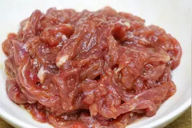 这样炒牛肉丝嫩滑不粘锅，教你2个秘诀，牛肉鲜嫩，方法简单实用