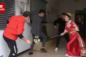 新郎被朋友用棍子抽打 新娘脱高跟鞋追上前霸气护夫视频封面