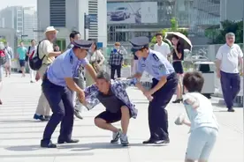 小孩走丢被陌生人带走，不慌不忙机智应对，把陌生人送到警察面前视频封面