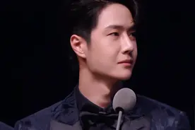 #抖音电影奇遇夜 王一博摘奖全过程，用后脑勺为《热烈》造势视频封面