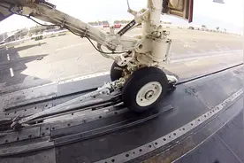 飞机从航母上电磁弹射起飞全过程，电磁加速果然很给力视频封面