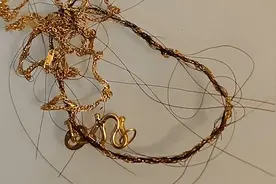 项链缠了头发解不开，女子拿打火机一烧懵了：不是真金不怕火炼吗视频封面