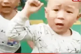 萌翻！男孩单手插兜带队喊口号“中班遥遥领先”，只为得到棒棒糖视频封面