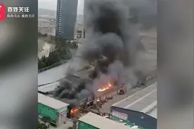 陕西宝鸡一市场突发火灾大火不断卷起火舌 商户：一排商铺全着了视频封面