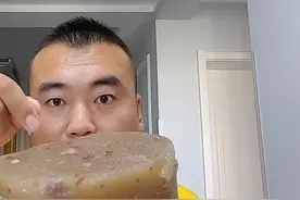 驴肉焖子与驴灌肠的区别，现场对比价格口感，这些你都了解吗？